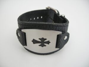 Armband mit Metallplatte mit einem Kreuz