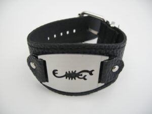 Armband mit Metallplatte mit einem Skorpion