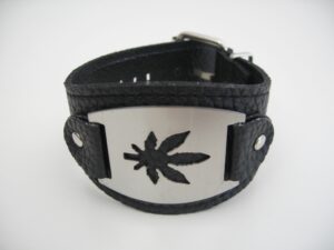 Armband mit Metallplatte mit Marihuana