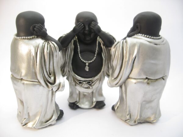 Grosshandel - Mittel Lachender Buddha, hren, sehen und Schweigen silber/schwarz stehend