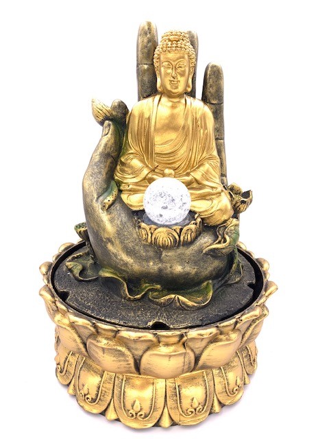 Meditation fhrte beleuchtenden goldenen Brunnen Buddhas an Hand gro