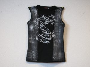 rmelloses T-Shirt mit Drachen