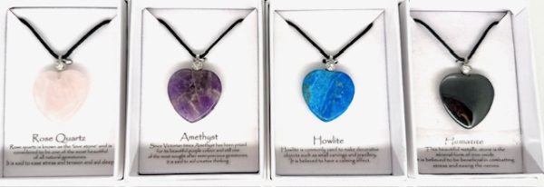 Halskette mit Herzanhängern aus verschiedenen Edelsteinen und Diamanten, 4er-Set