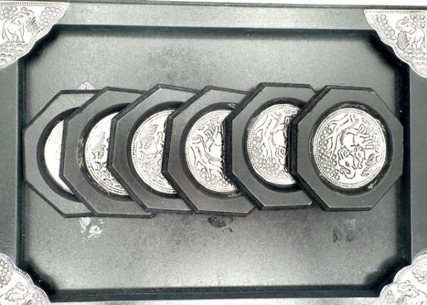 Metalluntersetzer-Set mit Elefantenprägung im thailändischen Stil und Holztablett