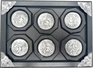 Metalluntersetzer-Set mit Elefantenprägung im thailändischen Stil und Holztablett