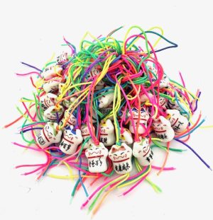 Großhandel Bunte Glückskatze-Anhänger – Maneki Neko (50 Stück)