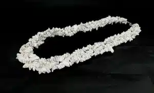 Großhandel Geclusterte Howlit Chipstein Halskette mit Perlen