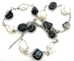 Großhandel Poliertes Edelstein-Armband Drahtgewickelt – Onyx & Milky Quartz