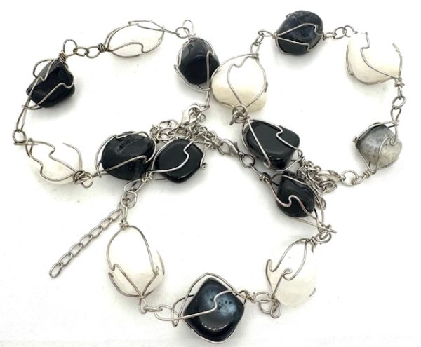 Großhandel Poliertes Edelstein-Armband Drahtgewickelt – Onyx & Milky Quartz
