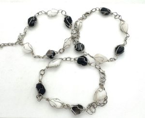 Großhandel Poliertes Edelstein-Armband Drahtgewickelt – Onyx & Milky Quartz (Klein)