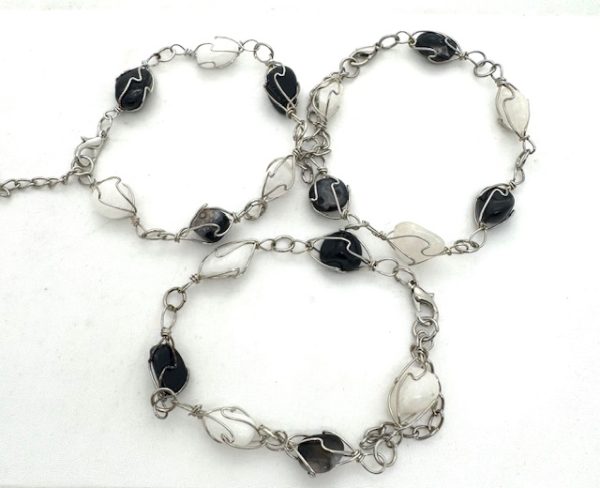 Großhandel Poliertes Edelstein-Armband Drahtgewickelt – Onyx & Milky Quartz (Klein)