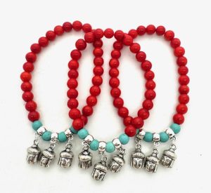 Rotes Korallenarmband mit 3 Buddha-Anhängern