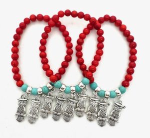 Rotes Korallenarmband mit 3 Eulenanhängern