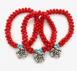 Rotes Korallenarmband mit Blumenanhänger