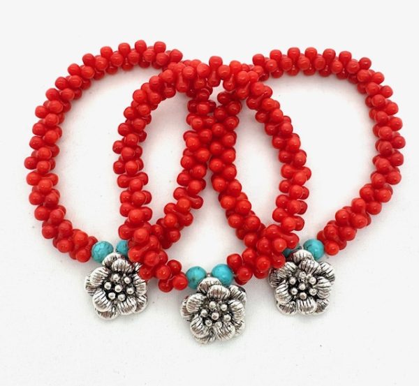 Rotes Korallenarmband mit Blumenanhänger