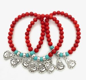 Rotes Korallenperlenarmband mit 3 Happy-Buddha-Anhängern