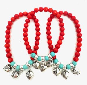 Rotes Korallenperlenarmband mit 3 Herzanhänger