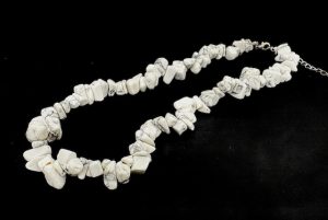 Großhandel 10 mm Einzelschleifen-Edelstein-Chip-Kette – Weiß Howlit