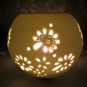 Weißer Keramik-Ölbrenner – Blumenmotiv (VI)