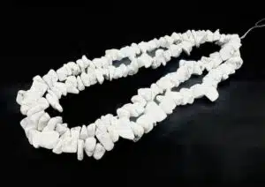 Großhandel 10 mm Weiß Howlit-Edelstein-Chips Ketten